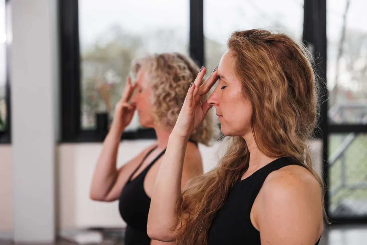 Twee vrouwen doen een ademhalingsoefening