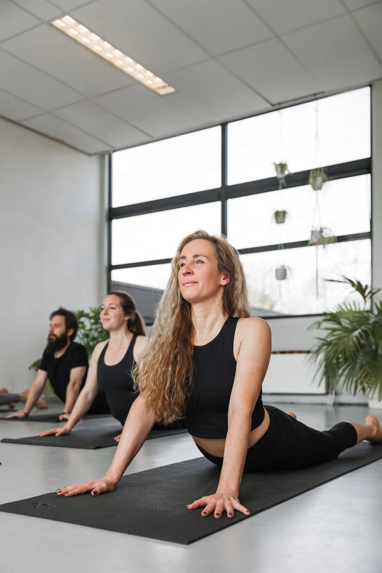 Vrouw in de cobrahouding tijdens yoga
