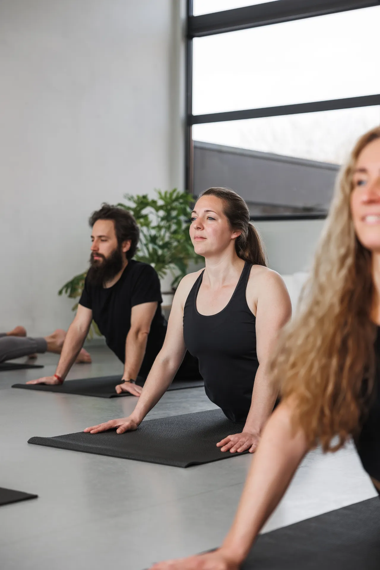 Groep beoefent yoga in de studio